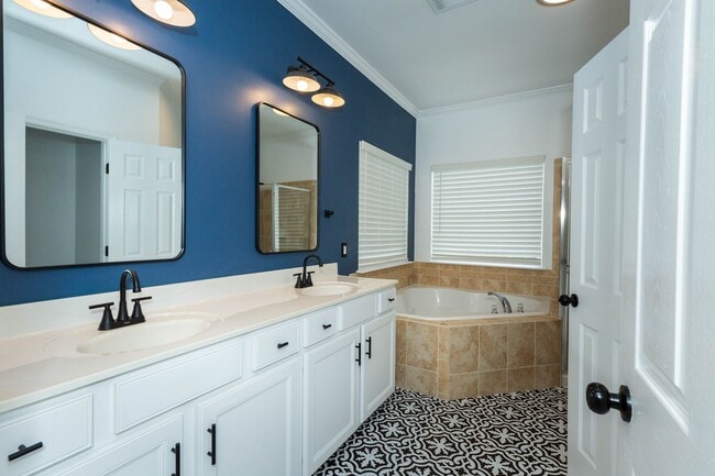 Building Photo - 4 bed, 2.5 bath Single Family Home in Char...