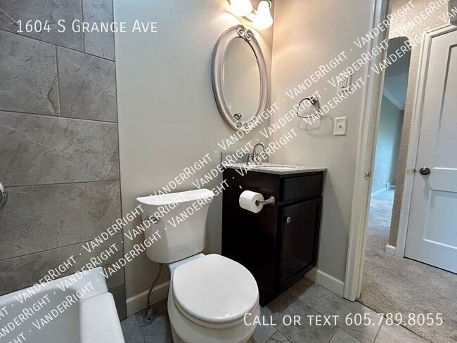 Building Photo - 1604 S Grange Ave