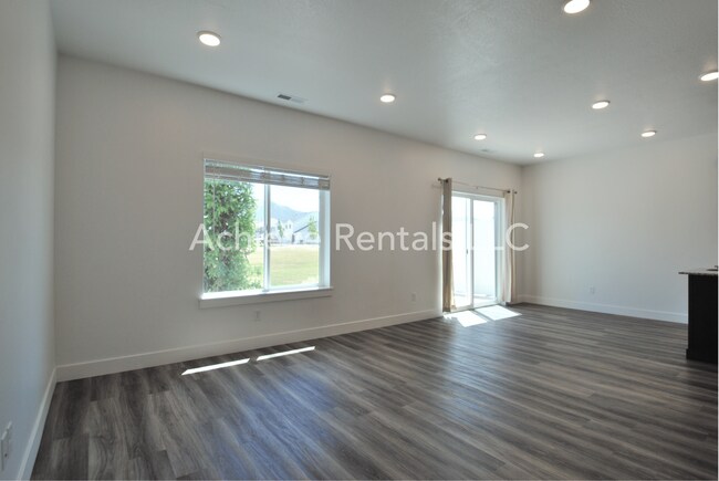 Building Photo - Golf, Parks & Home Sweet Home | Logan Utah Townhome