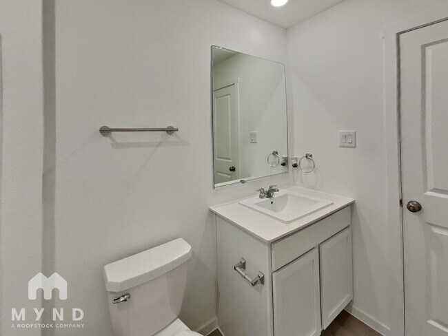Building Photo - 213 Poplar Pl