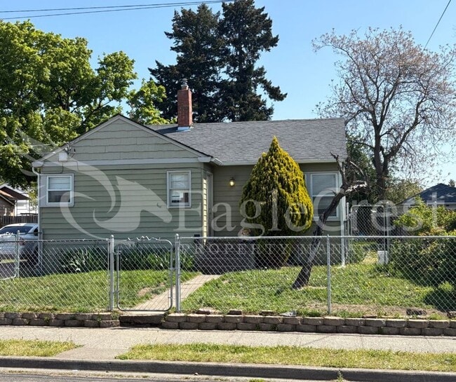Primary Photo - Three Bedroom, Two Bathroom House Located ...