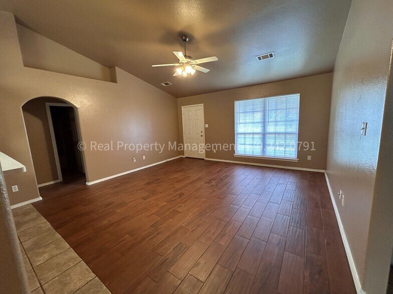 Building Photo - 320 Chateau Dr