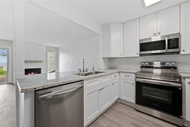 Building Photo - 100 Edgewater Dr