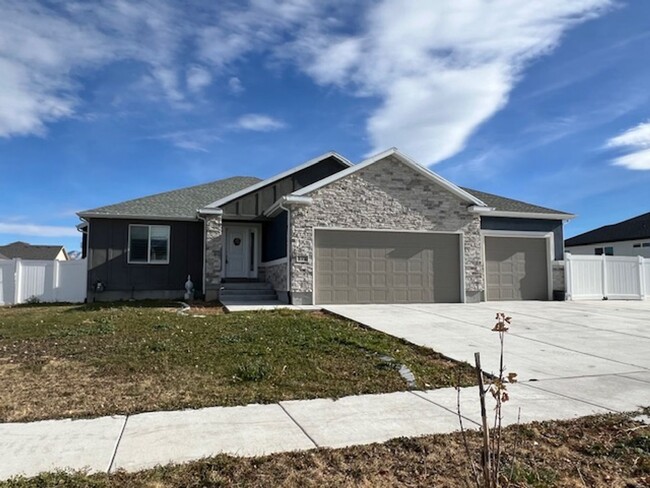 Primary Photo - 5 Bedroom Home in Grantsville