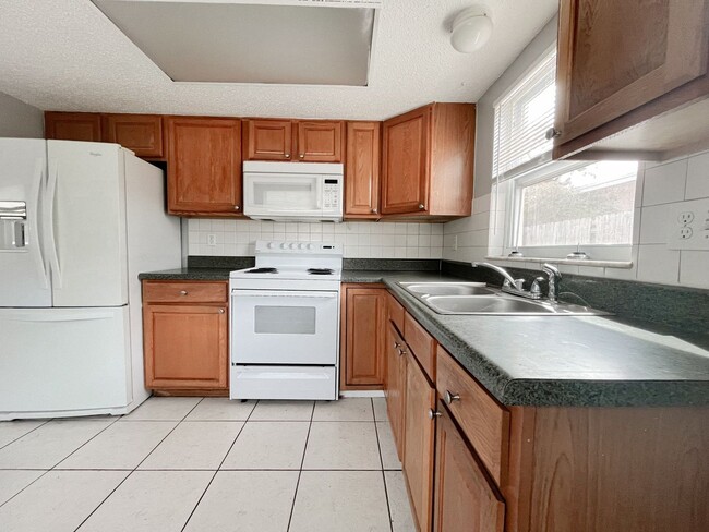 Building Photo - 2/1 Duplex AVAILABLE NOW!