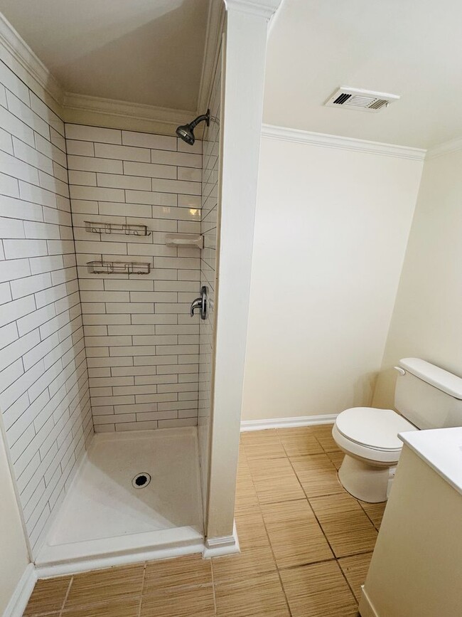 Building Photo - Well maintained home minutes from Uptown!
