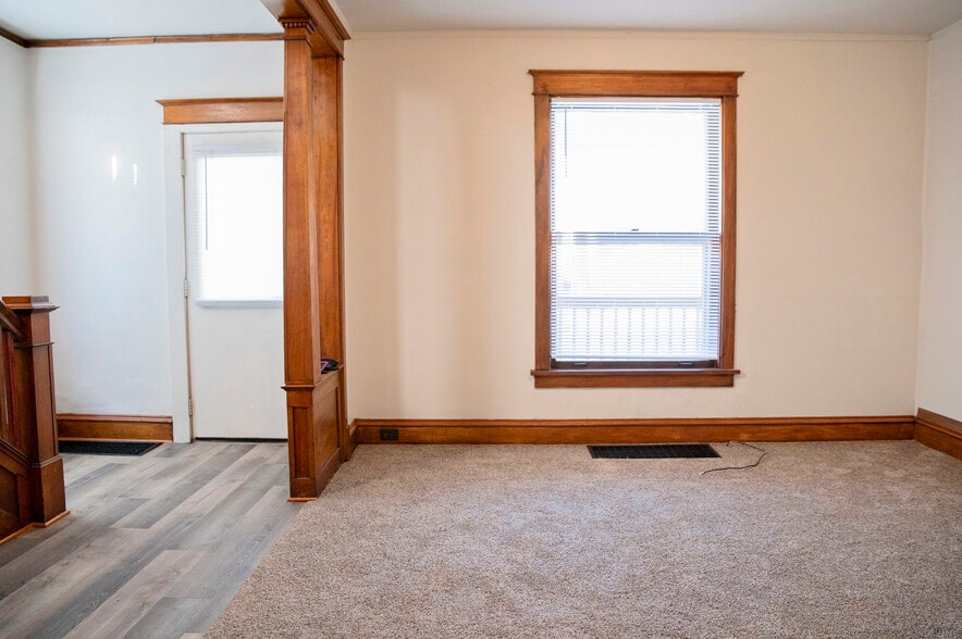 Building Photo - 609 5th Ave