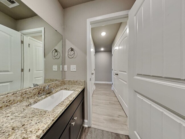 Building Photo - Charming 3-Bed, 2-Bath Home in Blue Springs