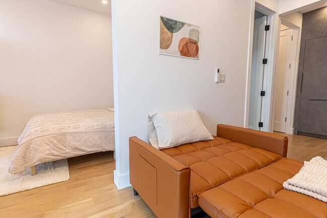 Building Photo - 625 Wilson Ave