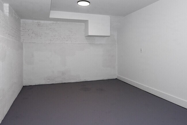 Building Photo - 20 E Redman Ave