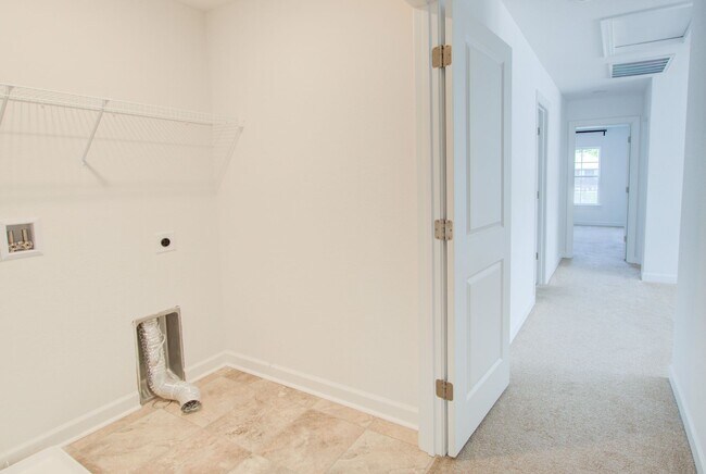 Building Photo - Like New End Unit Condo, 3 Bed 2.5 Bath