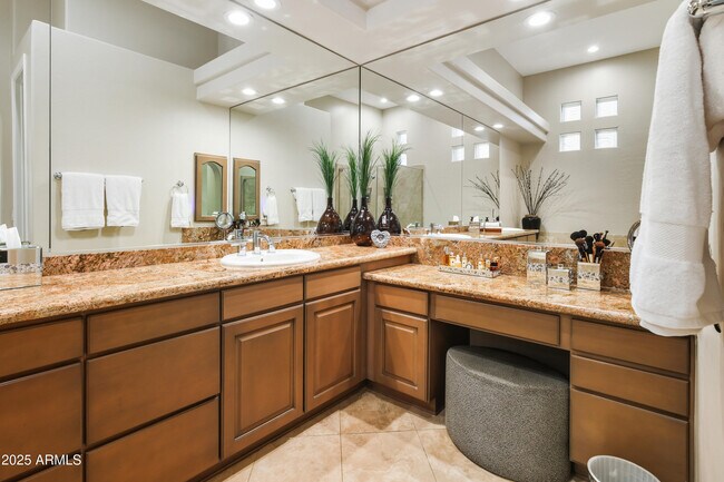 Building Photo - 10637 E Blanche Dr