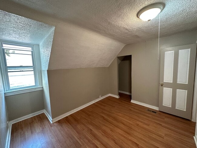 Building Photo - Spacious 5-Bedroom Home with 2 Full Baths, Freshly Rehabbed, Ready to rent