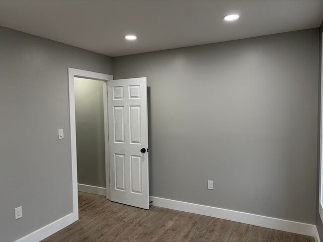 Building Photo - This Beautifully Fully Remolded 2 Bed 1 Full Bath Townhome in Stowe is Now Available