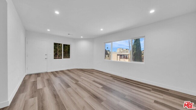 Building Photo - 126 S Manhattan Pl