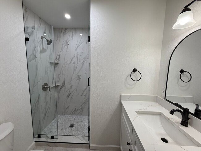 Building Photo - 1255 Valencia Ln