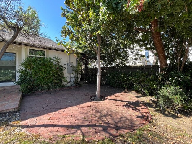 Building Photo - Sherman Oaks 3+2 w/bonus room + upgrades on cul-de-sac lot!