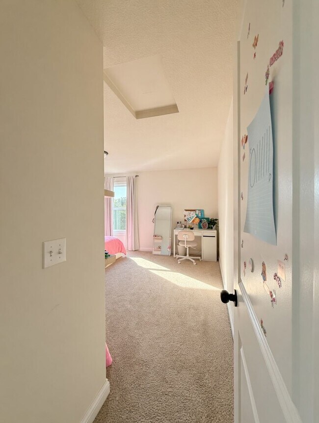 Building Photo - Beautiful 5bed 4bath Home, Nestled in a Prime Plymouth Neighborhood