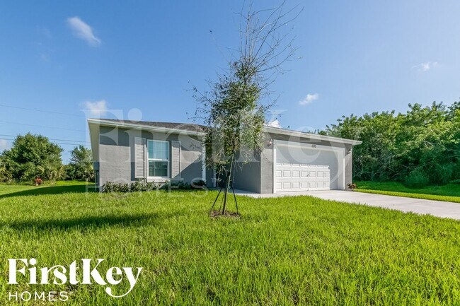 Building Photo - 1133 SW Eleuthera Ave