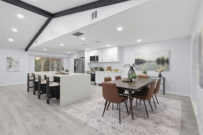 Building Photo - 300 E Sweetwater Creek Dr
