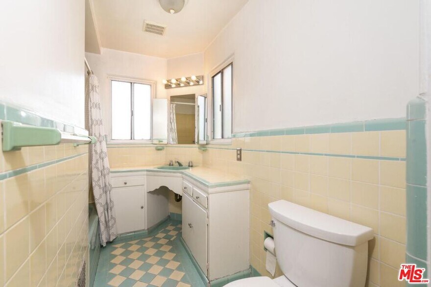 Building Photo - 3043 Hollycrest Dr