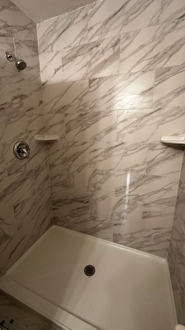 Building Photo - 1101 Bromley Est