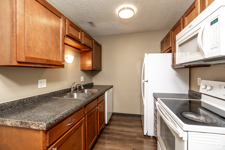 2BR, 1BA - 675 SF - Kitchen - Altoona Terrace