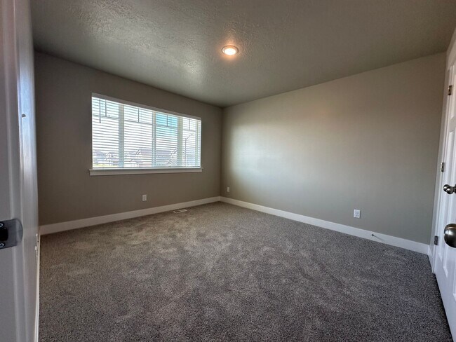 Building Photo - New Never Lived in Springville Townhome Fo...