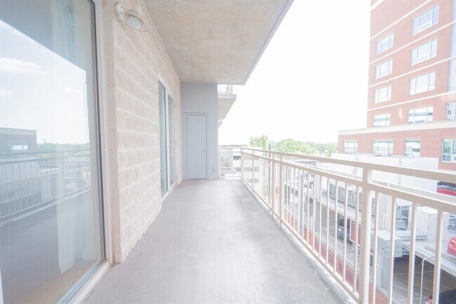 Building Photo - 2520 Robinhood St