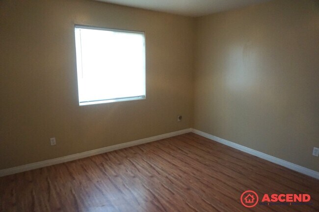 Building Photo - Spacious 4 Bedroom Home with Fenced Backyard & Garage