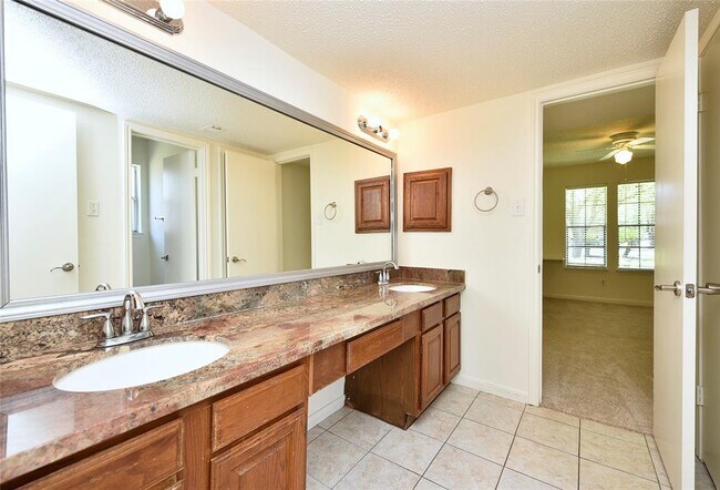 Building Photo - 2035 Shorewood Ln