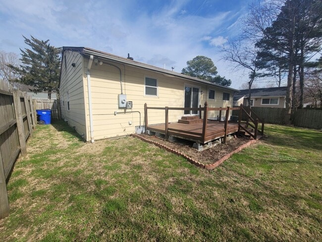 Building Photo - Gorgeous 4 Bedroom Home with Large Fenced Backyard