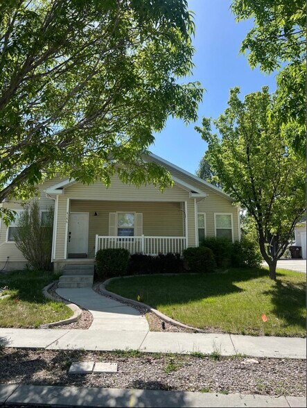 Primary Photo - 4146 NE Pinion Cir