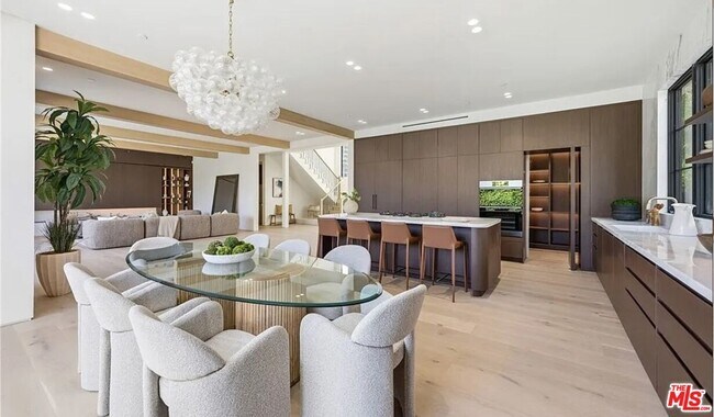 Building Photo - 4900 Valjean Ave