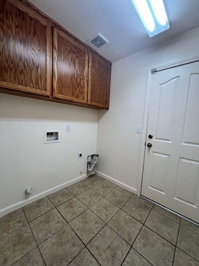 Building Photo - Beautiful West Side Madera Home