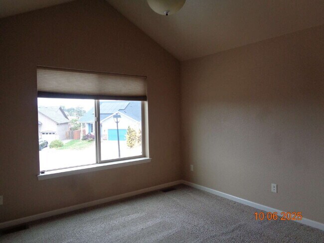 Building Photo - Exclusive community