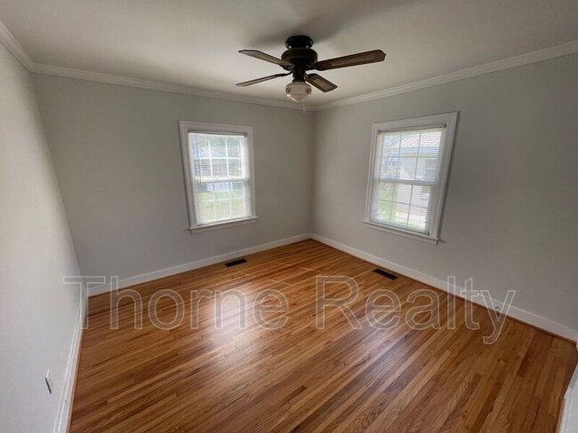 Building Photo - 2233 Oak Dr