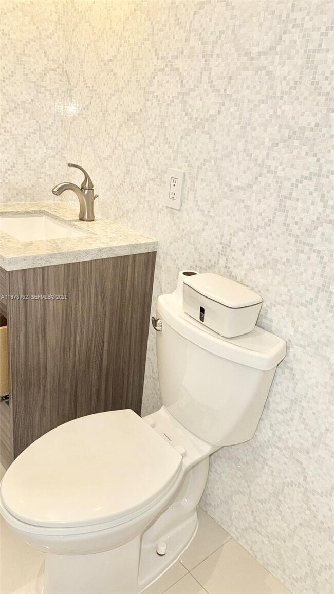 Building Photo - 637 SW 3rd St