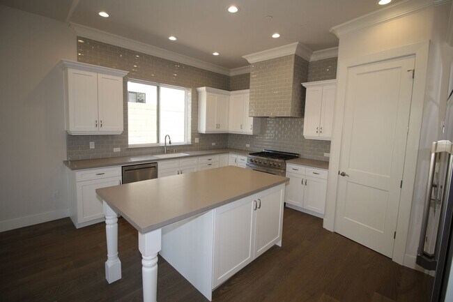 Building Photo - 2104 E Las Palmas Dr