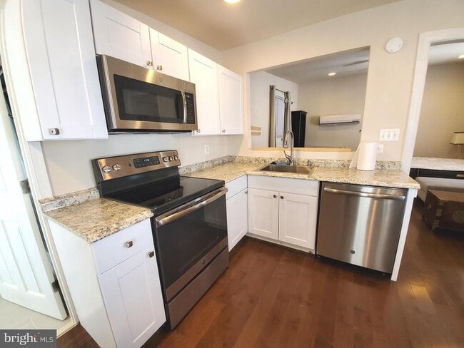 Building Photo - 600 S Washington St