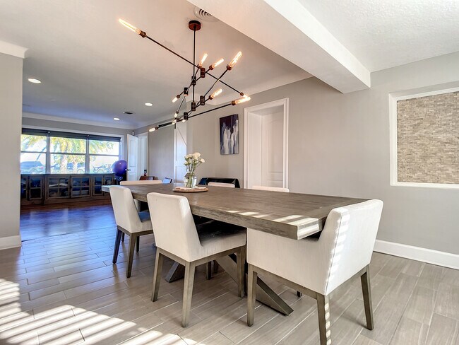 Building Photo - 762 S Beach St