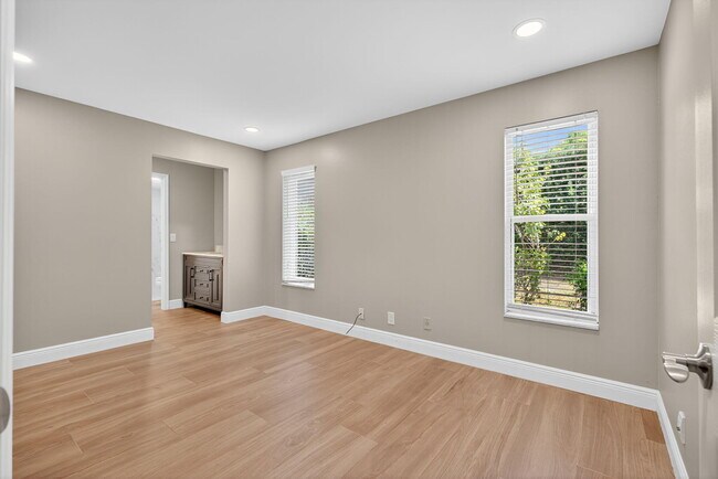 Building Photo - 905 Shore Dr