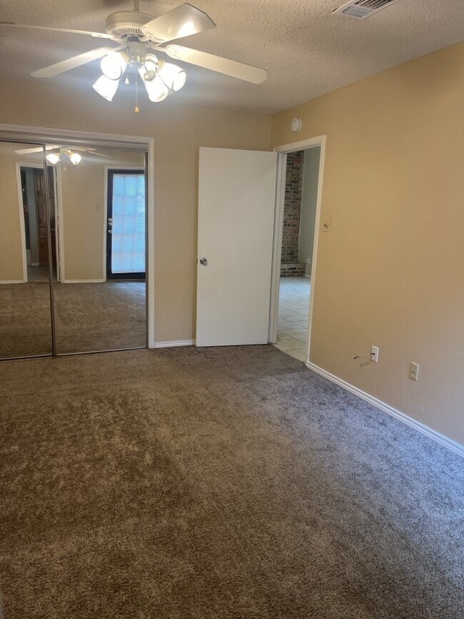 Building Photo - Beautiful 3 bedroom townhome! Master downstairs Large living room, wet bar, Garage! Coming soon i...