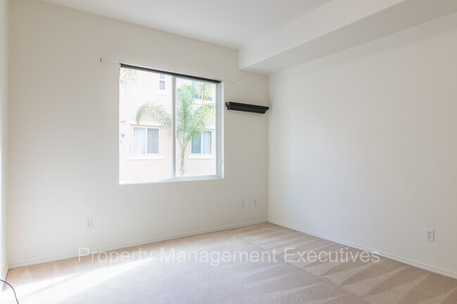 Building Photo - Newer 2 Bedroom, 2 Bath Townhouse with Garage
