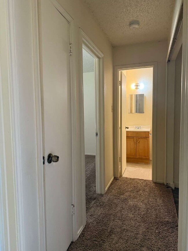 Building Photo - Affordable Three Bed/Two Bath in Leon Vall...
