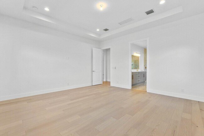 Building Photo - 9237 Crestview Cir