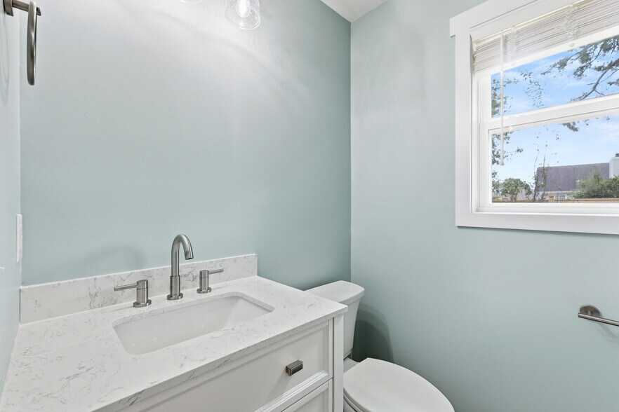 Building Photo - 303 Hixon Pl