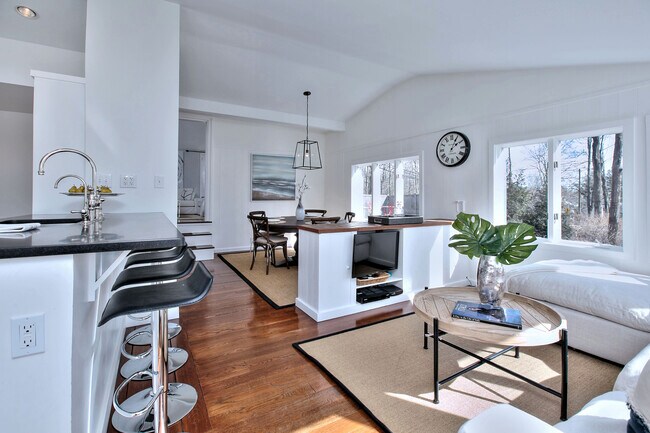 Building Photo - 562 Canoe Hill Rd