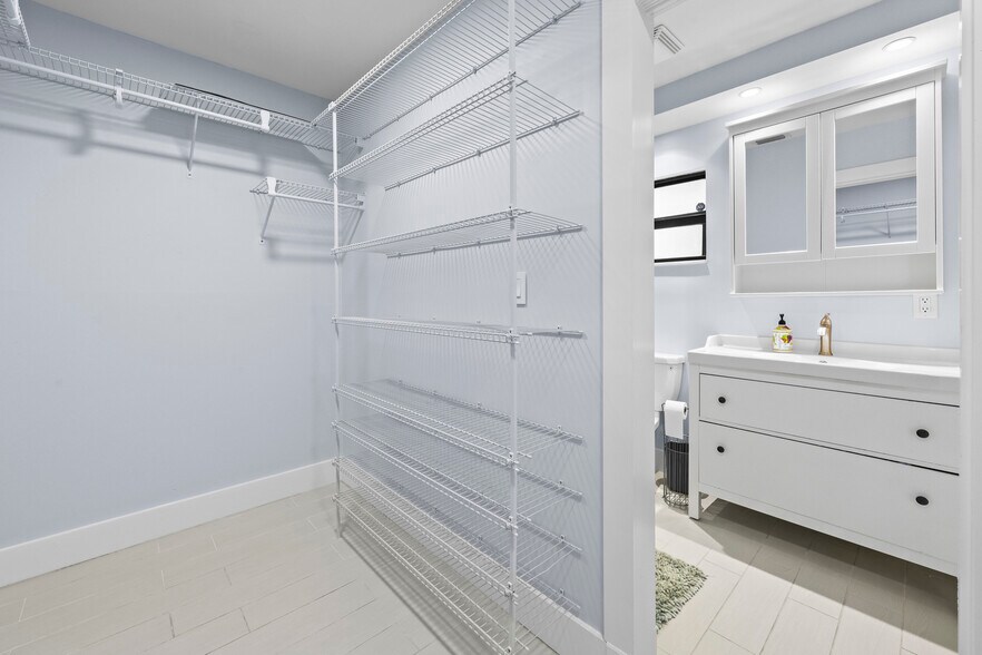 Building Photo - 3937 Arelia Dr N