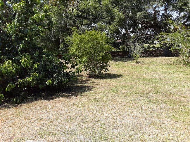 Building Photo - Annual unfurnished 3/2 nicely renovated SFH with large yard overlooking a lake.